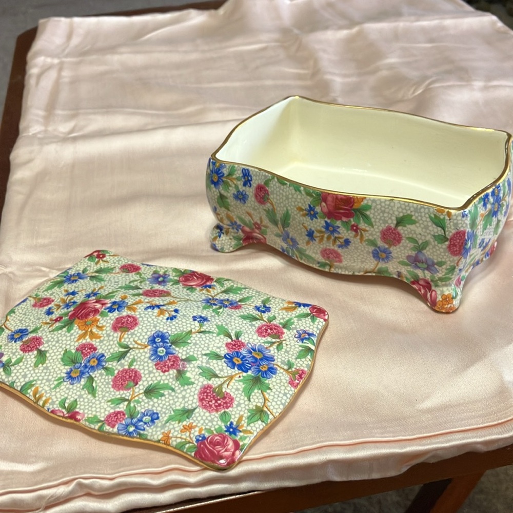 Rare.GRIMWACLES /royal Winton candy box